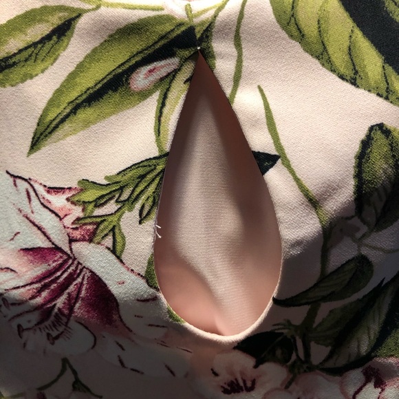 🔥SALE🔥NWOT WHBM Petal-Sleeve Shift Dress - Picture 9 of 11